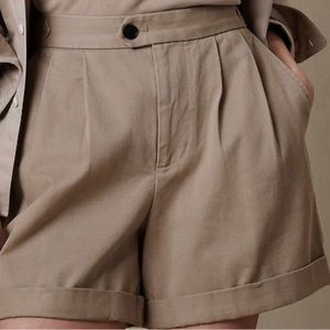 Banana Republic THE ADVENTURE PLEATED SHORT new with tag size 10 sand khaki